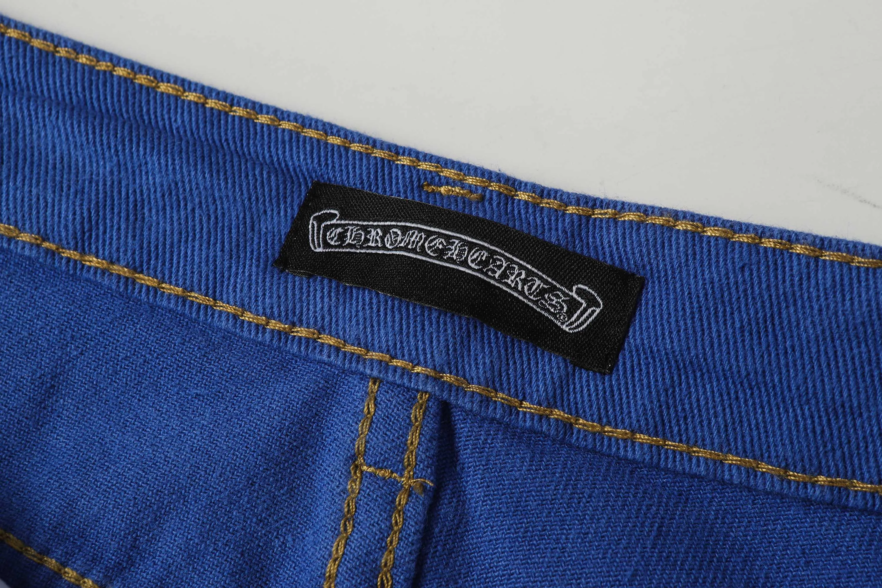 P256 Actual photo [High quality] Coding: LH7408 Color: Picture color Size: S to XXXL - Chrome Hearts/Chrome Hearts Classic colored leather cross washed color cloth unisex denim trousers - Vibe style straight stacked god-level version - Carbon fine bias denim color cloth - Old vintage complete set of hardware - Chrome Hearts high version uses high ounce custom fabrics, enzyme washing and soft color fixation, soft and thick to wear The details are all produced by pure hand polishing and craftsmanship. All-over jacquard fabrics have unique design styles. Multiple processes create a full retro feel. Niche unique non-colliding shirts. Customized old spray-painted buttons. Every detail is crafted with craftsmanship. Size Pants length Waist Hips Unit cm S 98 68 100 M 99 72 104 L 100 76 108 XL 101 80 112 XXL 102 84 116 XXXL 103 88 120